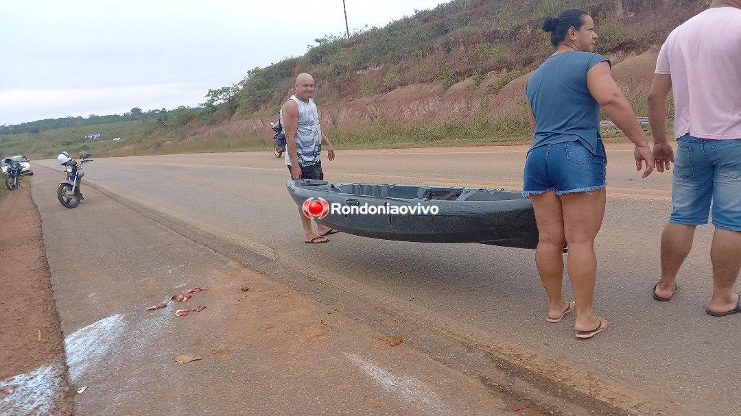 NA BR-319: Motociclista quebra braço após ser atingido por caiaques que caíram de carro