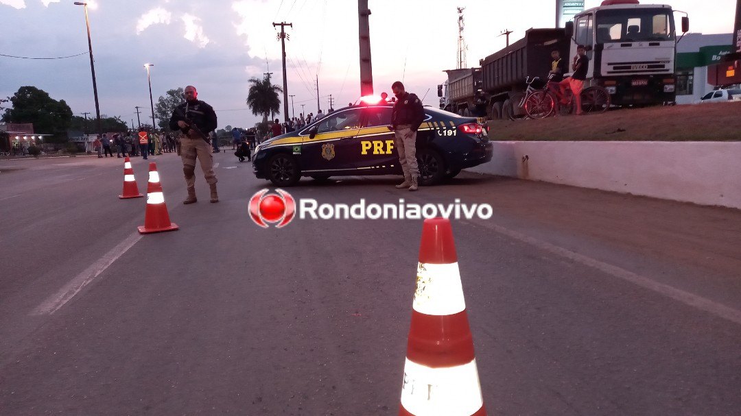 ATO A FAVOR DE BOLSONARO: Caminhoneiros bloqueiam BR-364 em Candeias do Jamari