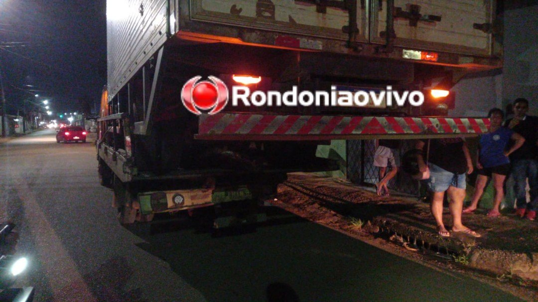 EMBRIAGADO: Veículo de motorista de aplicativo bate na traseira de caminhão guincho