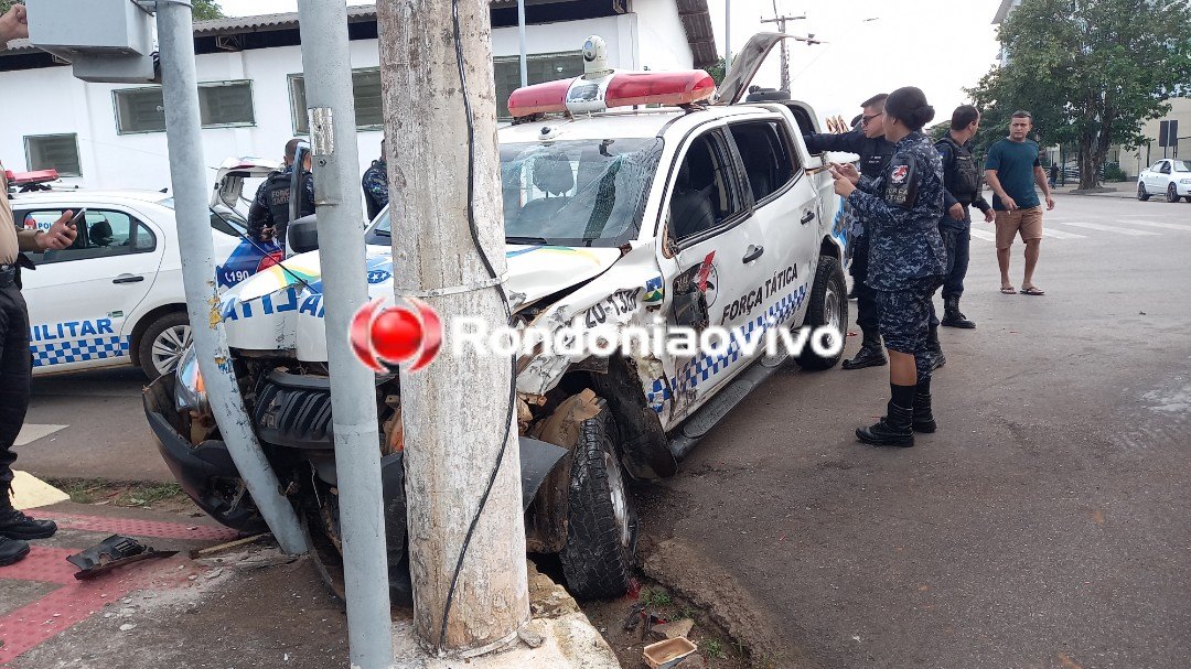 NO SEMÁFORO: Três policiais militares ficam feridos em grave acidente com viatura da PM