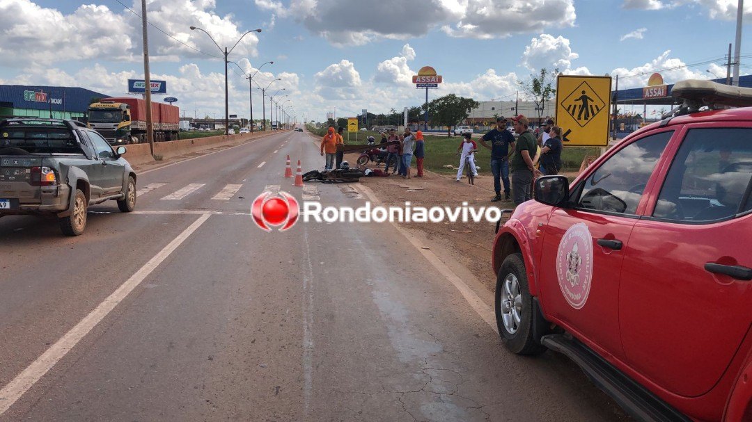 MOTOCICLETA: Mulher sofre grave acidente na BR-364 em frente ao Atacadão