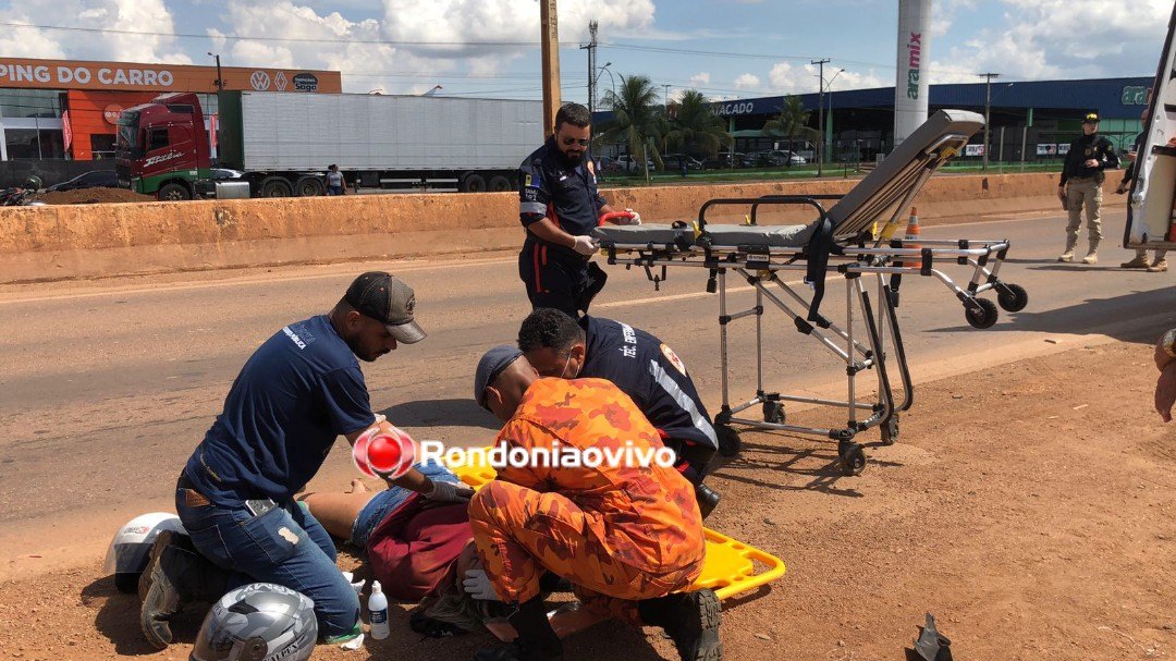 MOTOCICLETA: Mulher sofre grave acidente na BR-364 em frente ao Atacadão