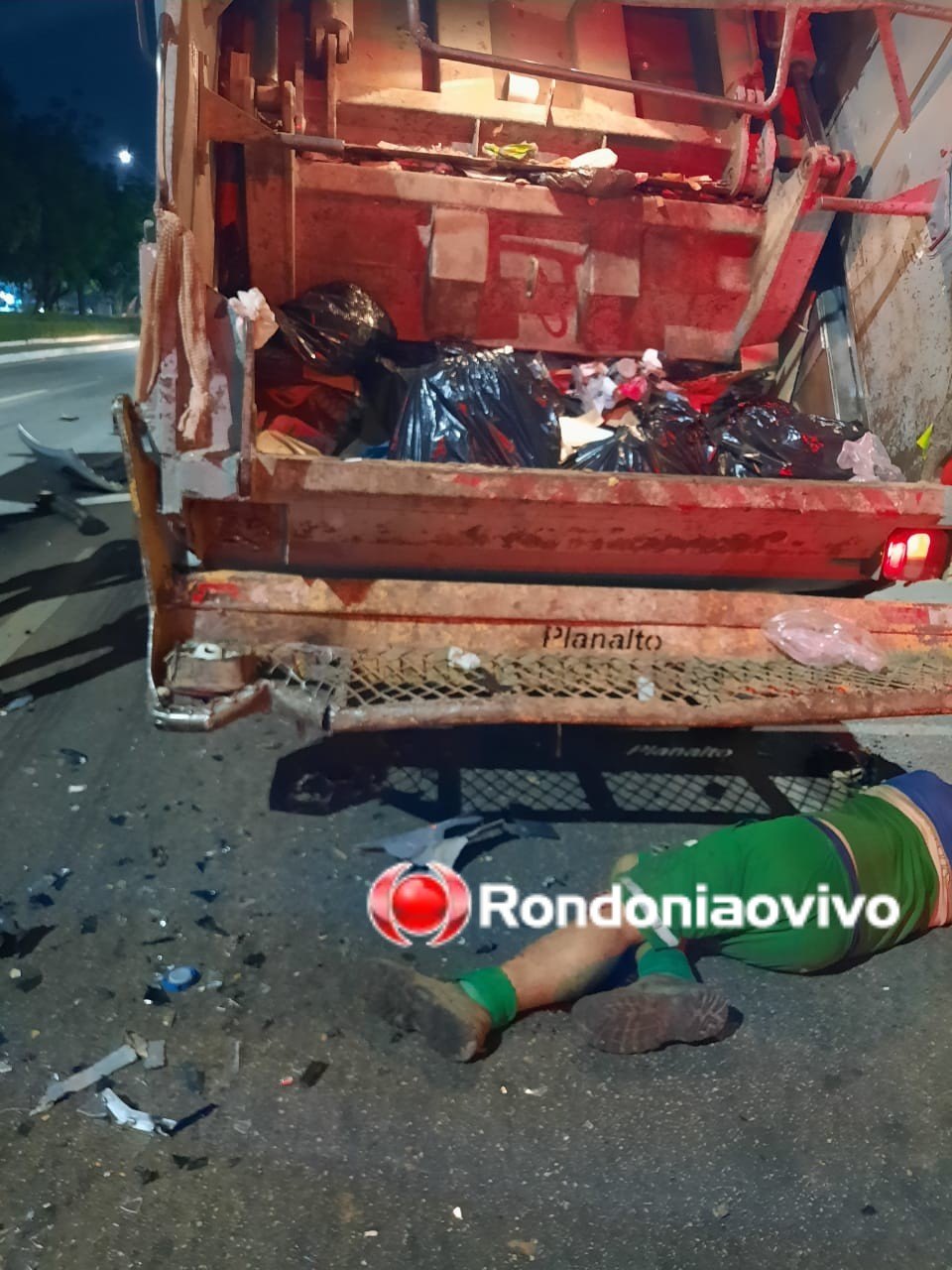FRATURA EXPOSTA: Motorista bêbado bate em caminhão do lixo e deixa gari em estado grave 