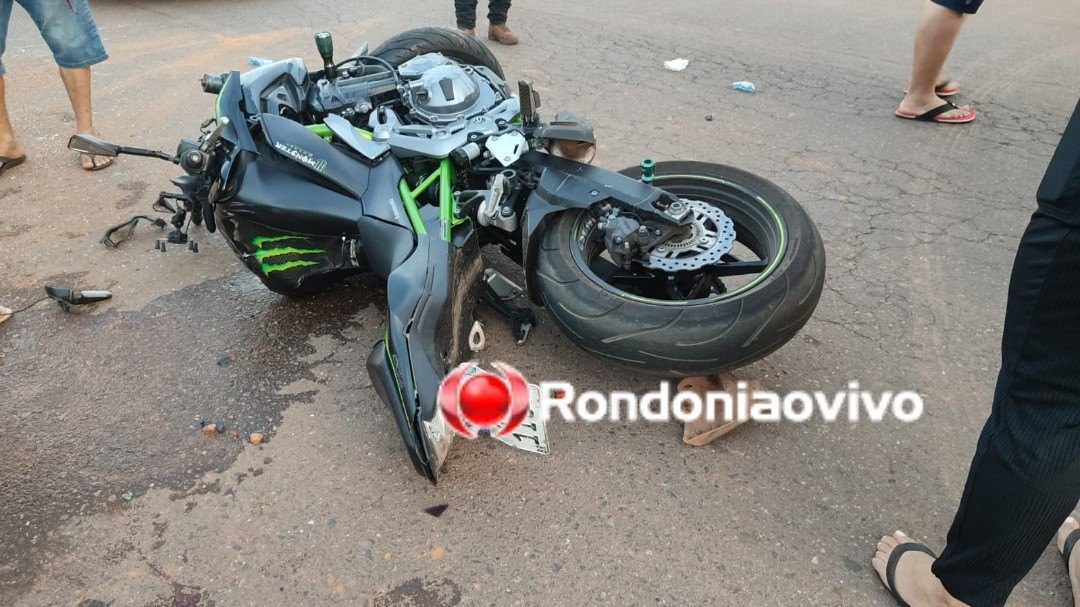 BATEU EM CARRO: Casal em motocicleta Kawasaki de alta cilindrada sofre grave acidente 