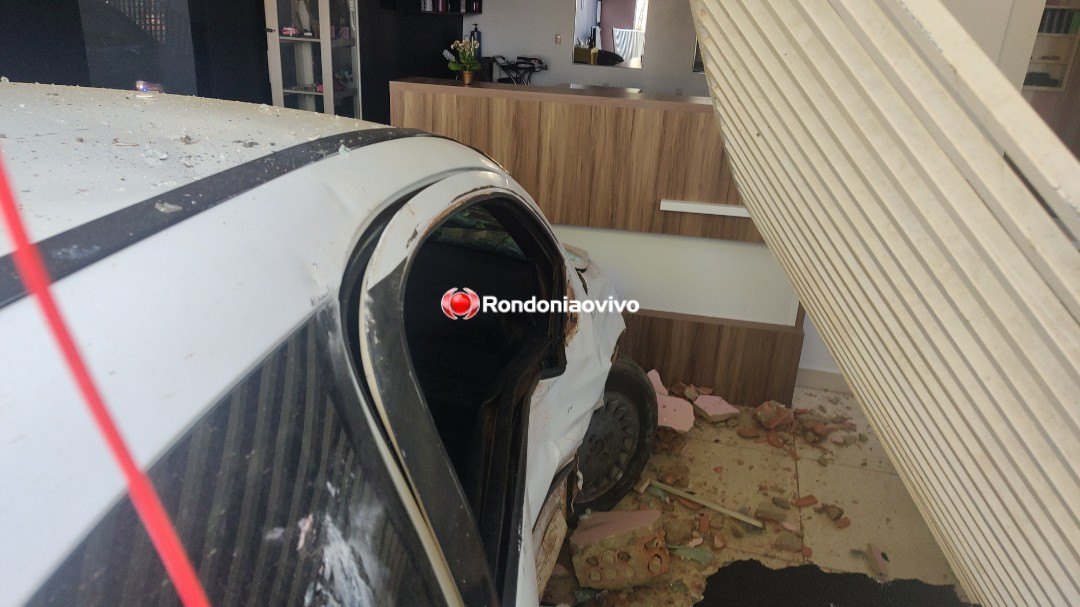 EMBRIAGUEZ: Carro invade salão de beleza após grave colisão entre veículos 