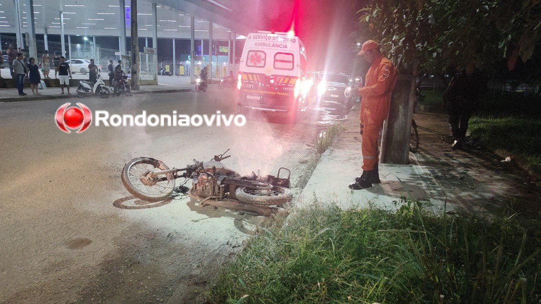 VÍDEO: Mulher tem moto incendiada na frente de delegacia após golpe do pix