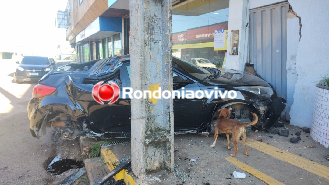 CARRO DE LUXO: Veloster desgovernado atinge agência do Banco do Brasil e fica destruído