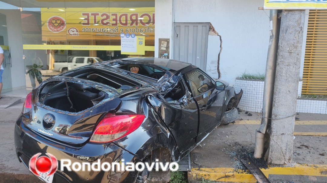 CARRO DE LUXO: Veloster desgovernado atinge agência do Banco do Brasil e fica destruído
