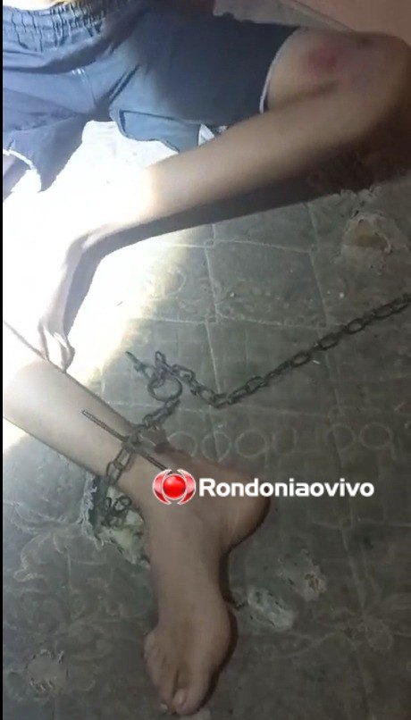 DESNUTRIDA: Criança é encontrada acorrentada dentro de casa; pai e madrasta são presos