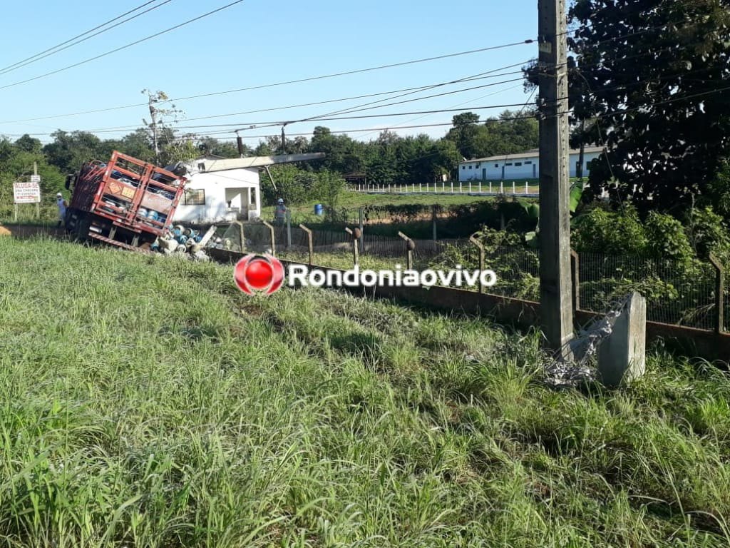 PERIGO: Caminhão com botijões de gás sai da pista e derruba dois postes próximo a PRF na BR-364