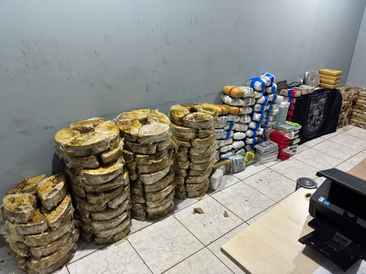 URGENTE: PM prende caminhoneiro com quase meia tonelada de drogas