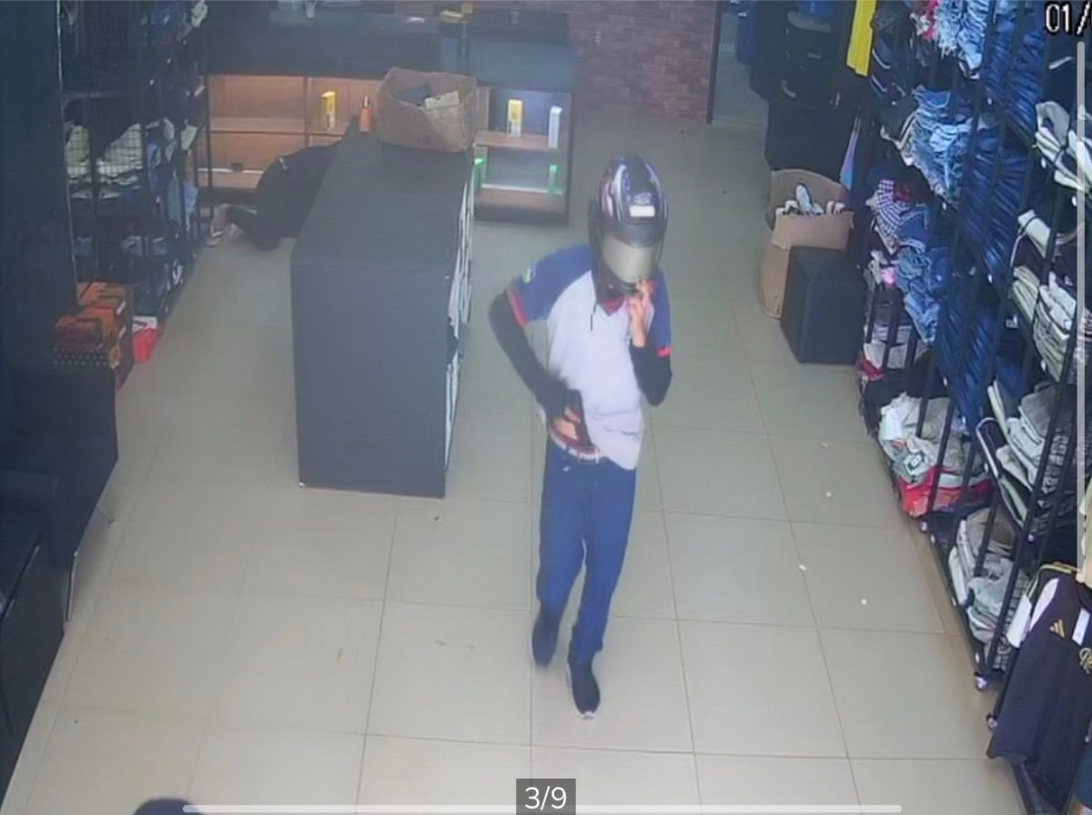 VÍDEO: Bando faz assalto em loja de celulares e ataca mulher com coronhada na cabeça