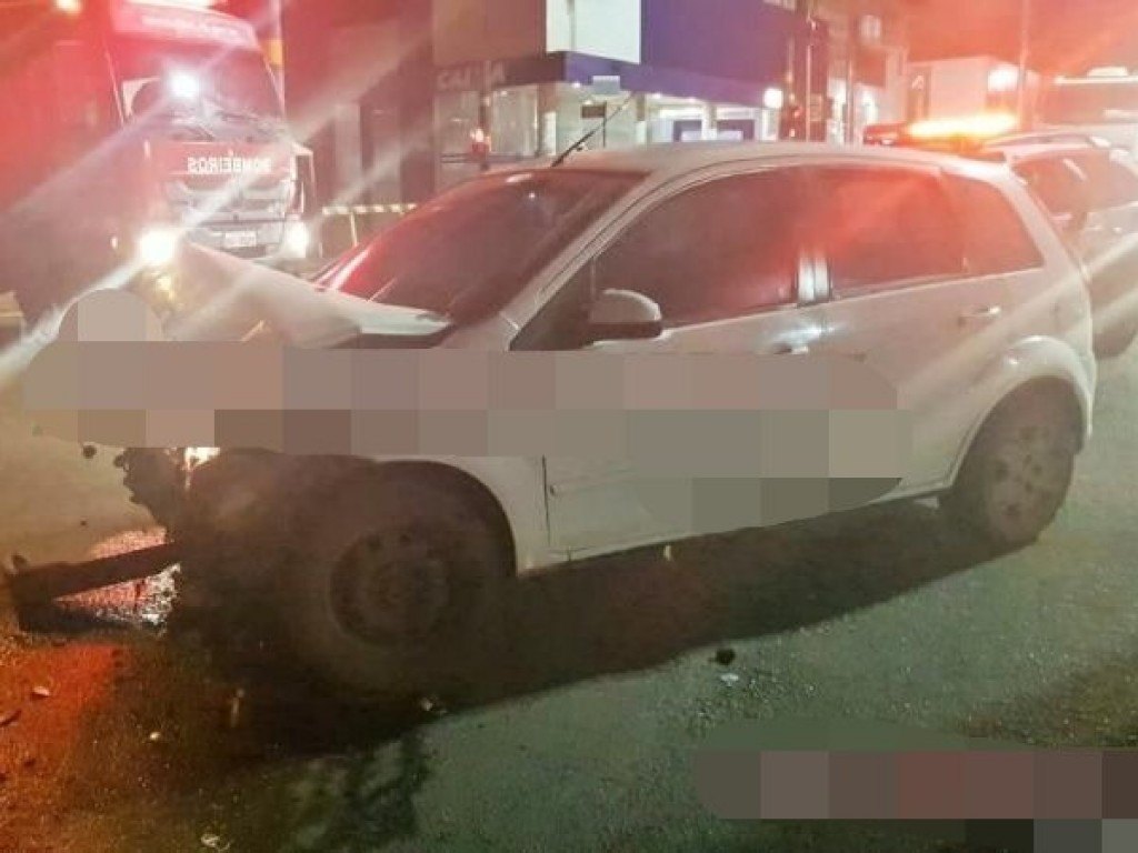 ROLIM DE MOURA: Caminhonete tomba após colidir com carro de passeio em avenida