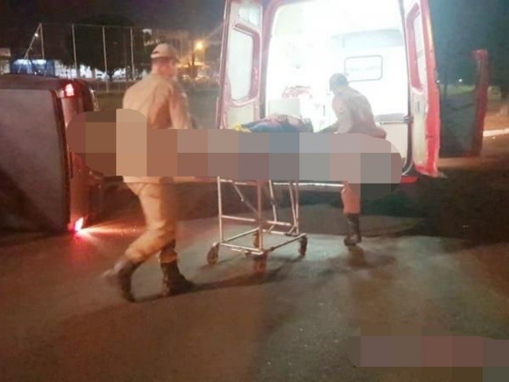 ROLIM DE MOURA: Caminhonete tomba após colidir com carro de passeio em avenida