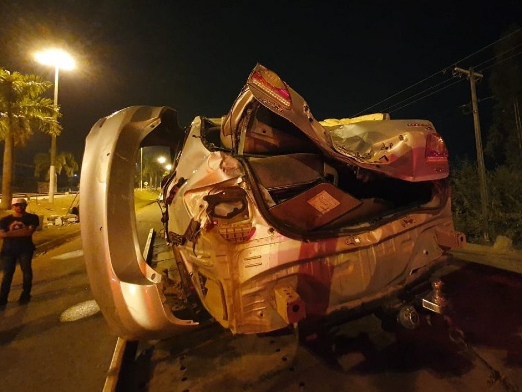 EMBRIAGADO: Motorista de carro de luxo perde controle e capota veículo na BR-364