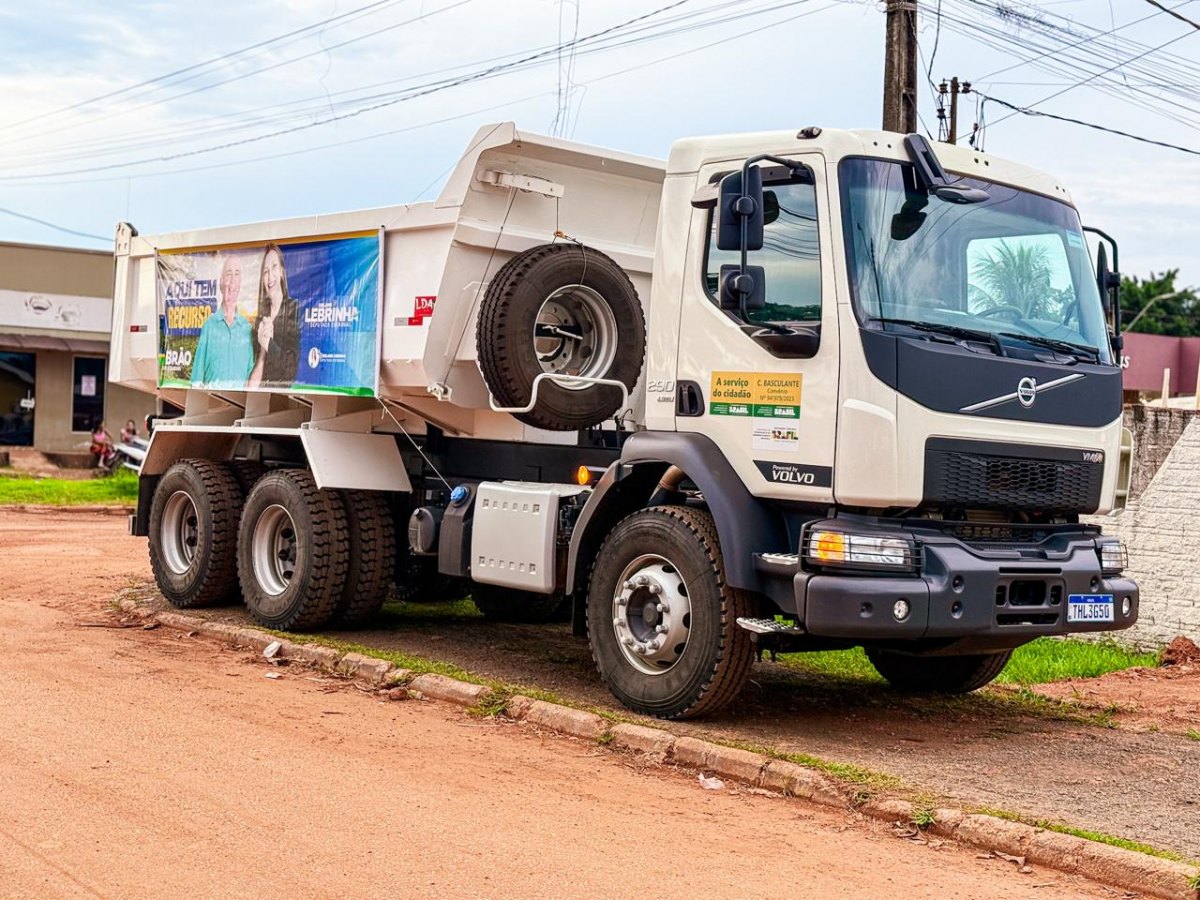 LEBRINHA: Vista Alegre recebe caminhão caçamba com apoio da deputada 