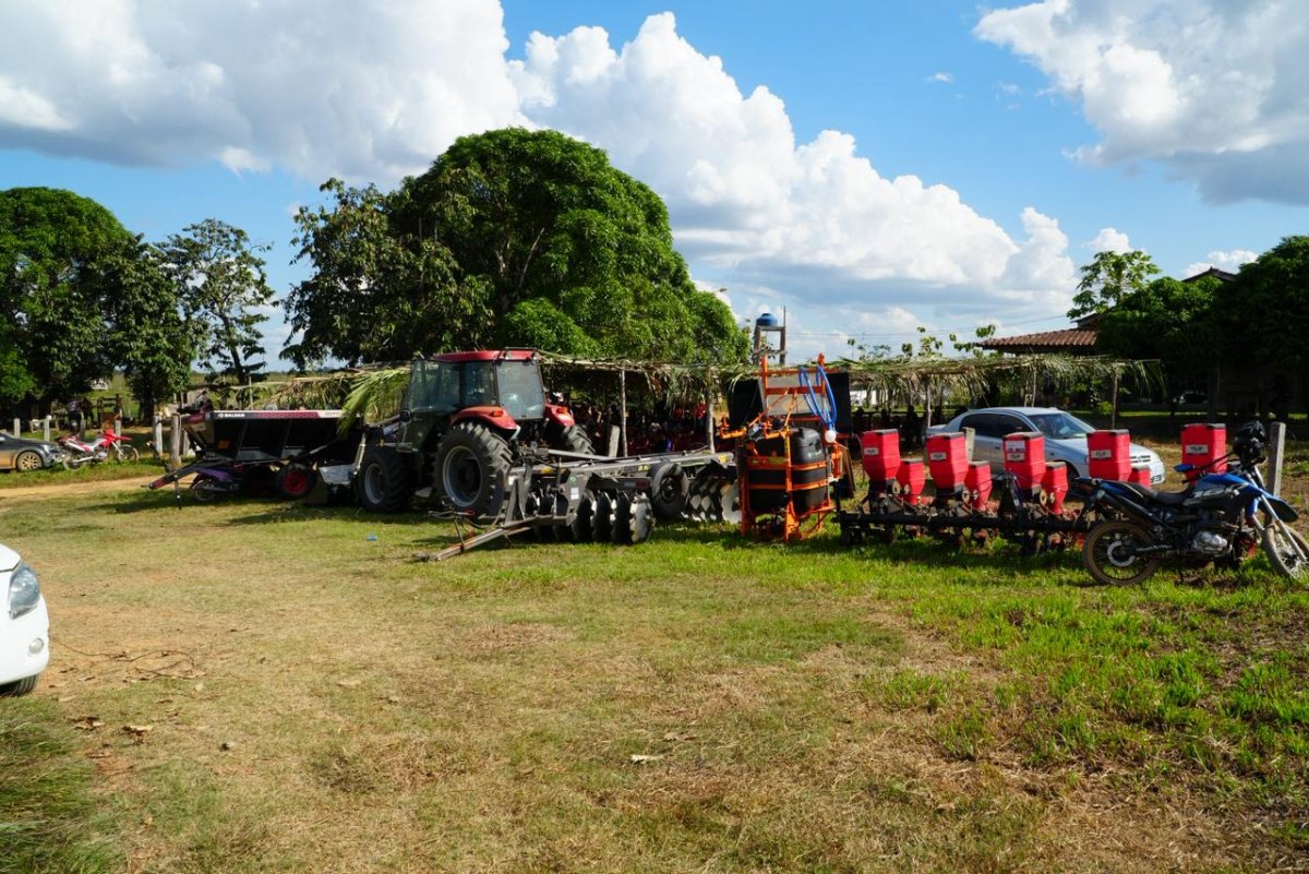 IEDA CHAVES: Deputa aentrega R$500mil em equipamentos agrícolas para associação 