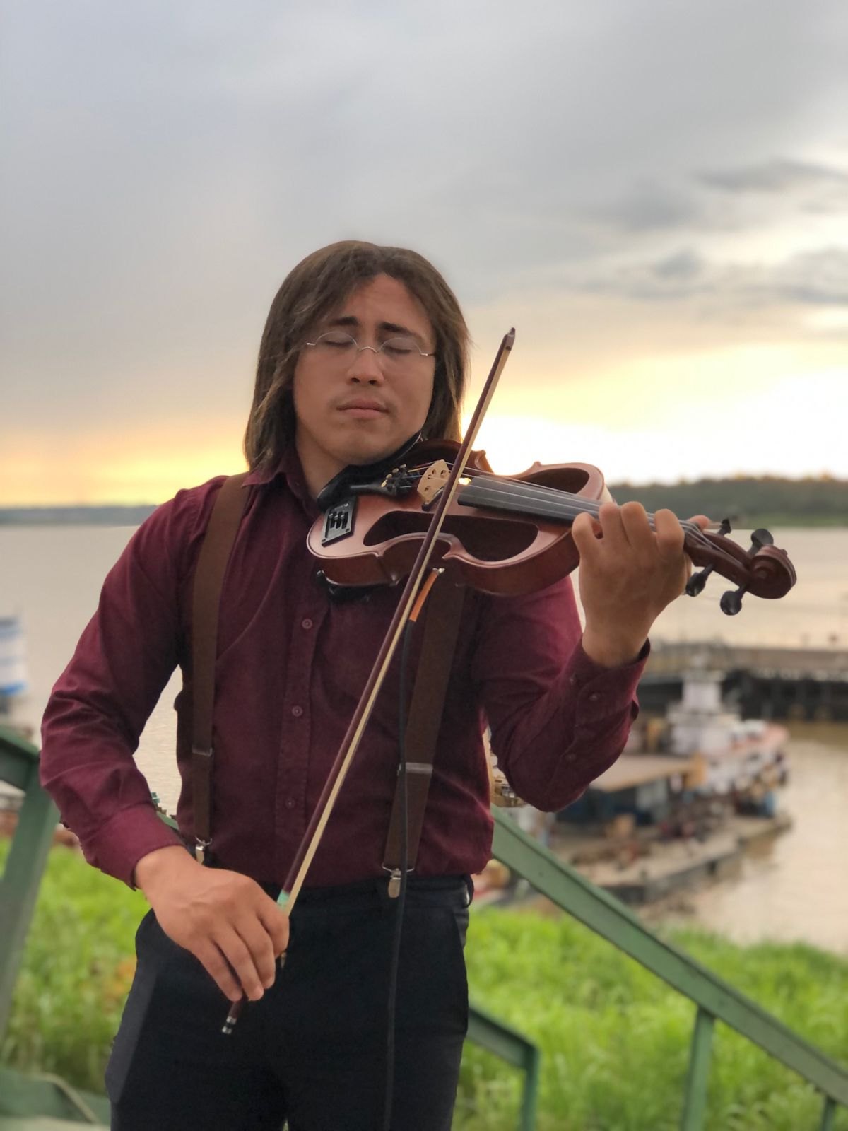 PORTO VELHO: Violinista se apresenta no Porto do Cai n'Água todos os domingos