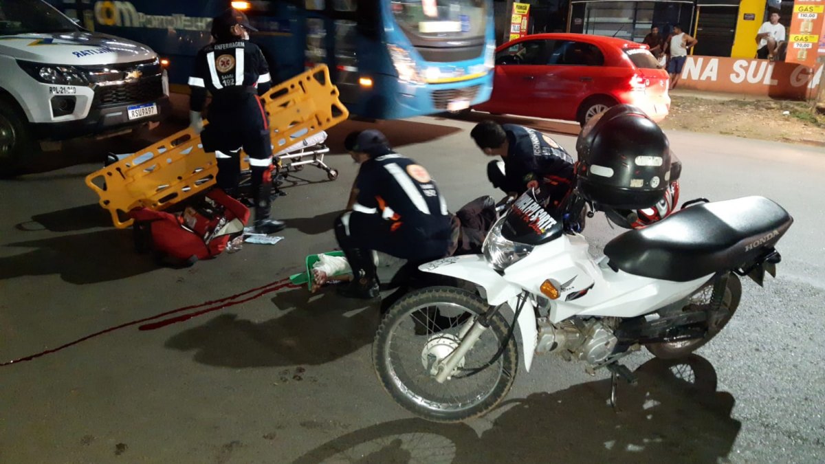 GRAVE: Motociclista sofre fratura exposta na perna após colisão com carro