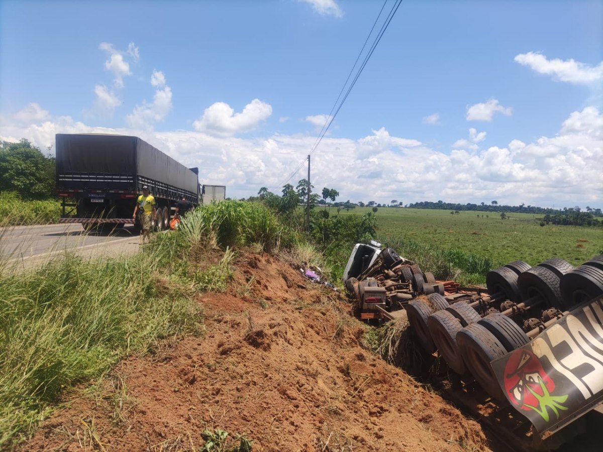 PREJUÍZOS: Motorista tomba caminhão devido a atos antidemocráticos na BR-364