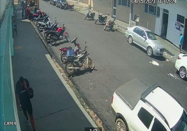 VEJA O MOMENTO: Ladrão é flagrado furtando motocicleta em frente a clínica popular 