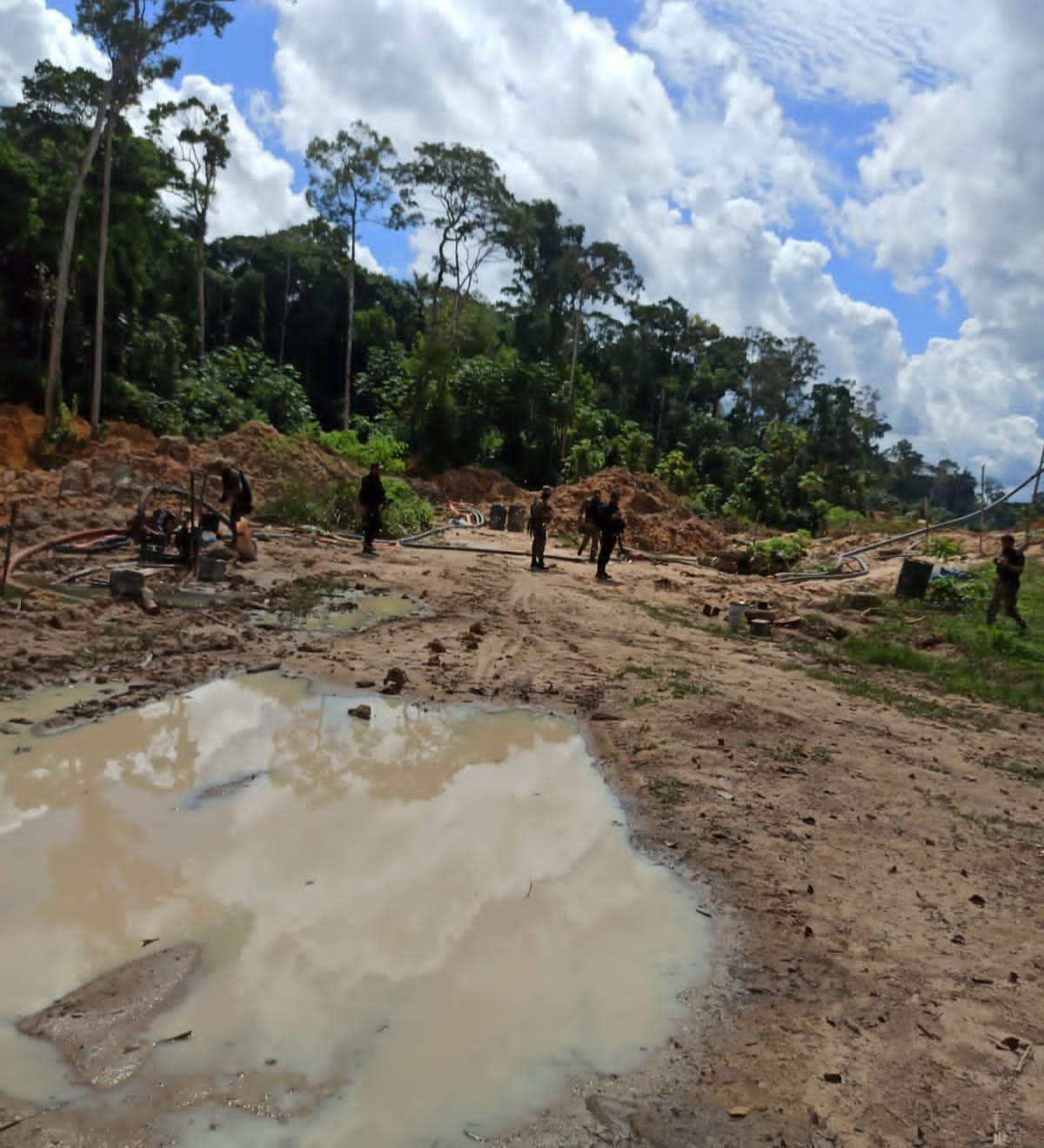 INTRUSO: Operação da PF e Ibama destrói veículos de garimpeiros em Terra Indígena 
