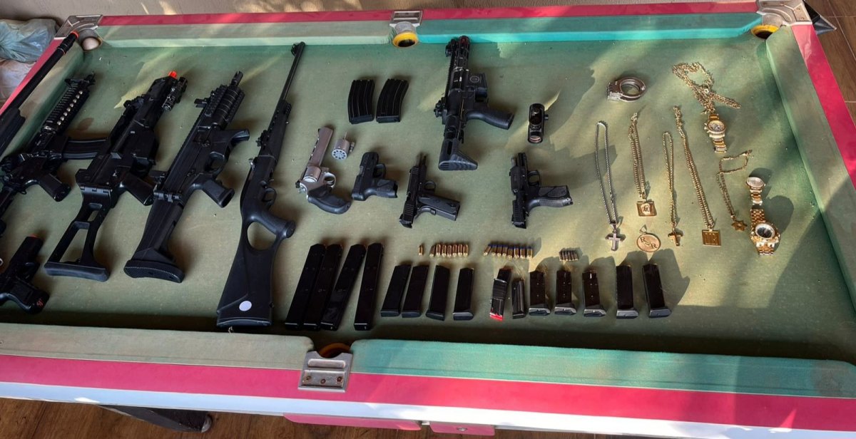 ARSENAL: Operação contra grupo criminoso apreende fuzil e outras armas na capital 