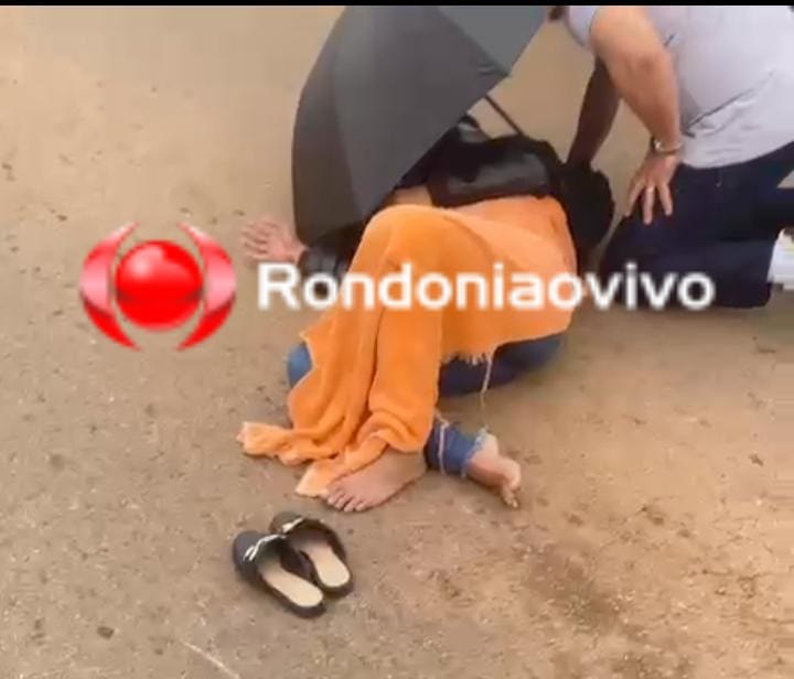 PERDEU O CONTROLE: Mulher sofre queda de moto ao passar em buraco na Benedito Inocêncio