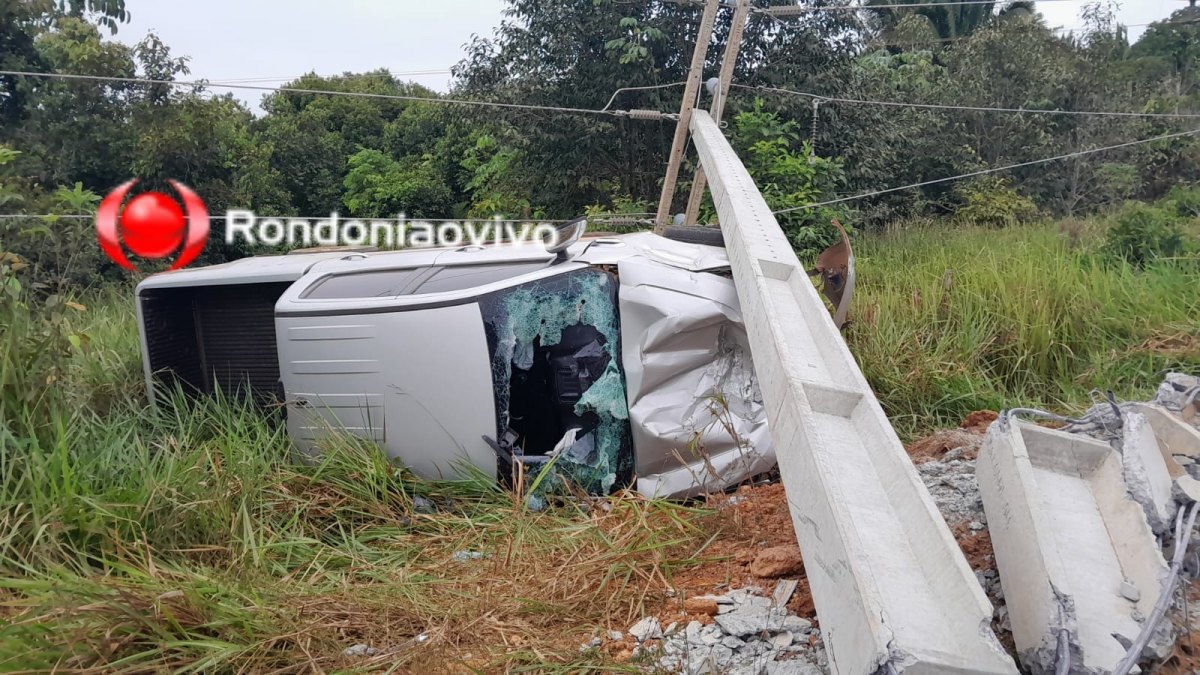 VÍDEO: Mulher fica ferida após caminhonete capotar e derrubar poste