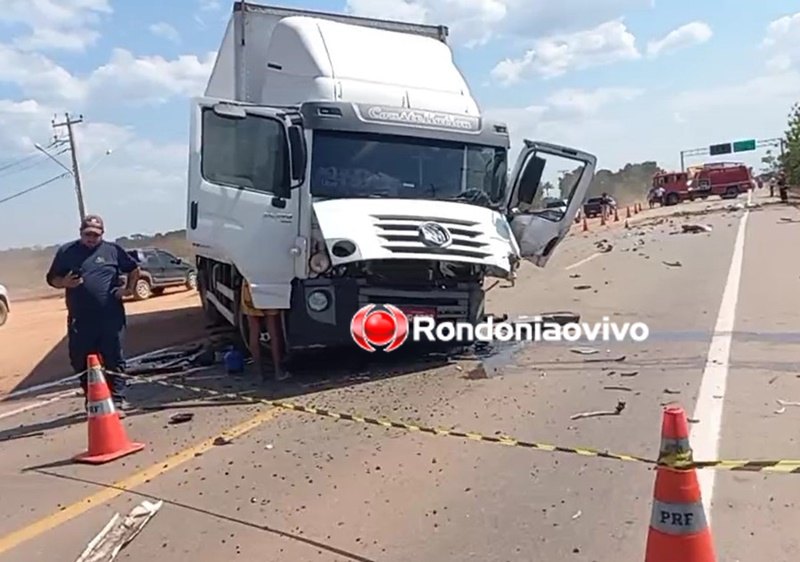 ASSISTA: Colisão frontal entre Hilux e caminhão na BR 364 mata dois homens