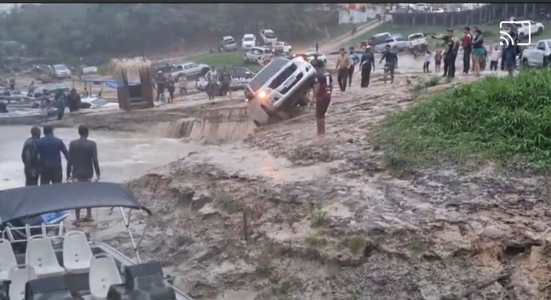 DESBARRANCAMENTO: Hilux cai no rio durante temporal em Fortaleza do Abunã 