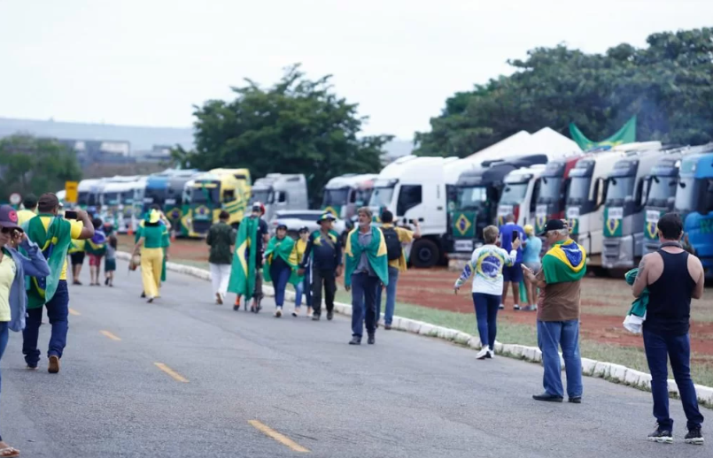 FIM DA BADERNA:  Governo retira barracas de venda em protesto em frente ao QG do Exército