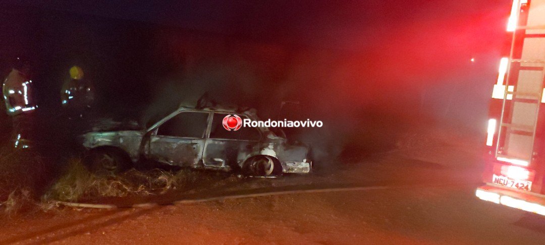 CONFIRA O VÍDEO: Carro é incendiado após motorista fugir de acidente