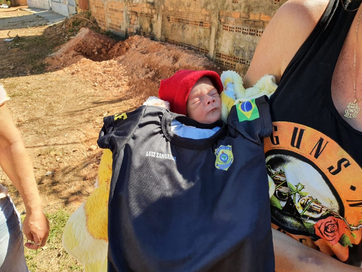 BRAVURA: Grávida entra em trabalho de parto na BR e é socorrida pela PRF