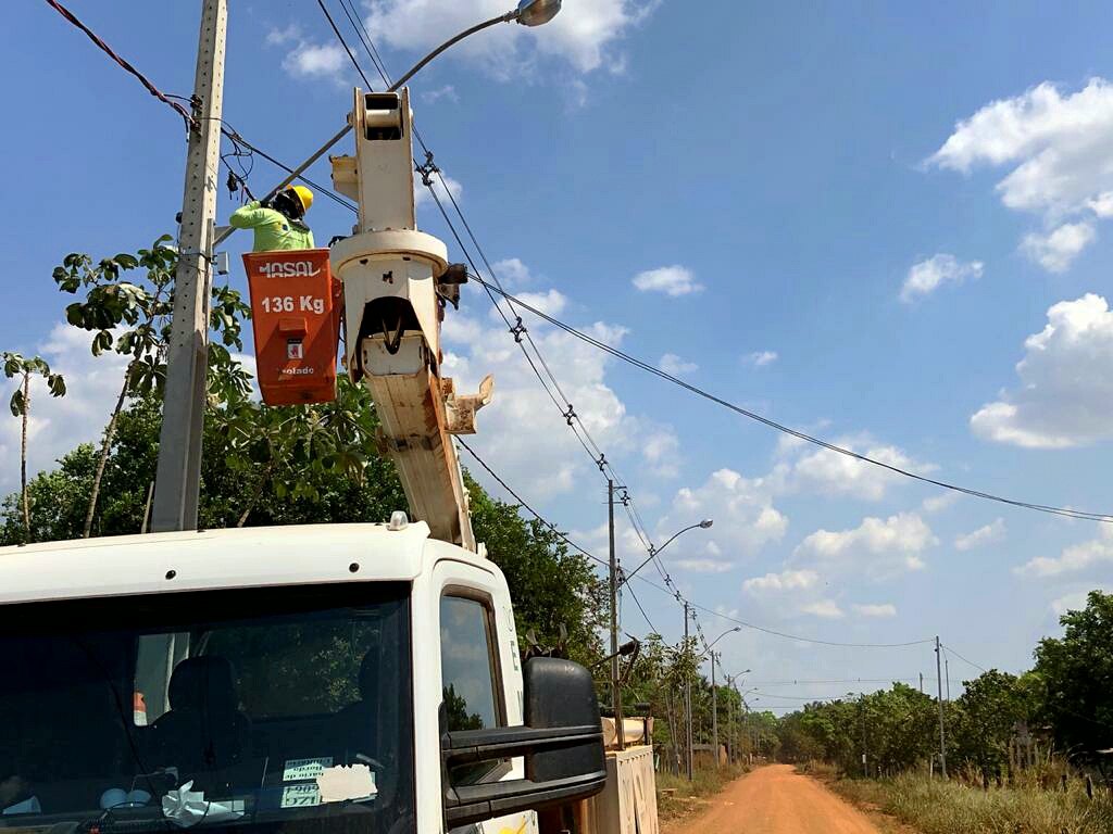 PEDIDO DE MÁRCIO MIRANDA: Emdur realiza serviço de iluminação pública em várias ruas
