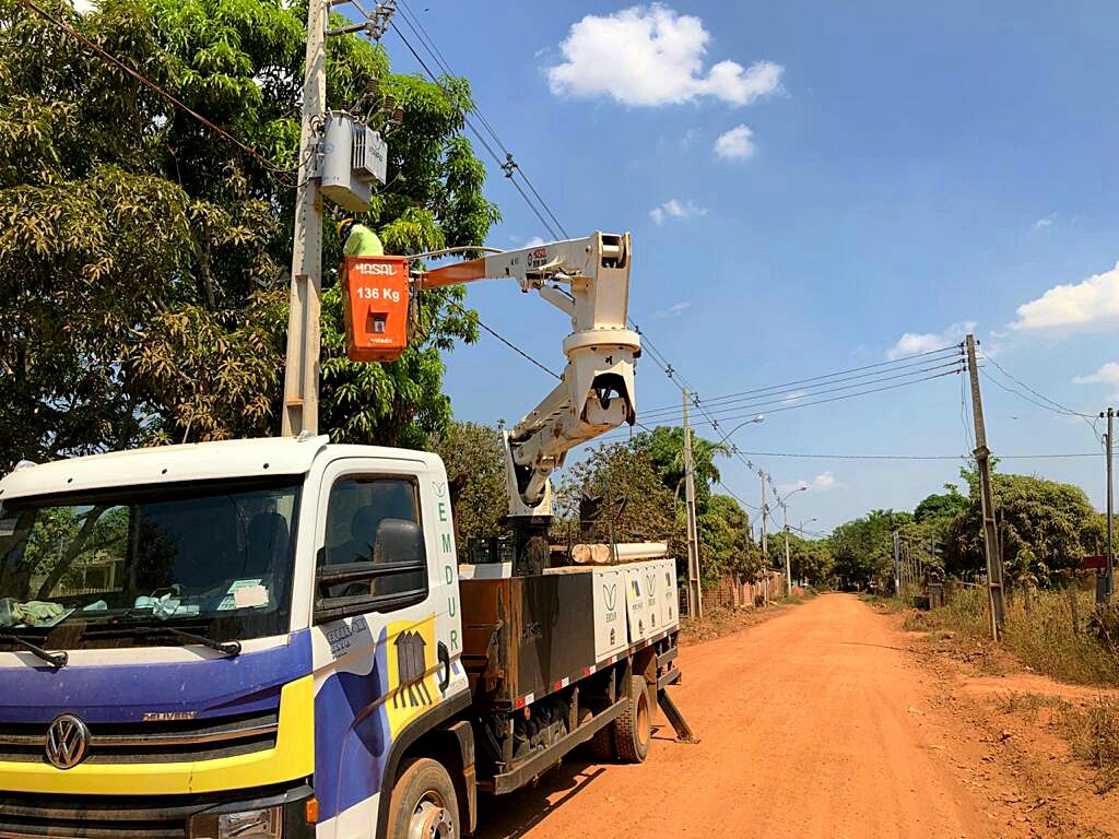 PEDIDO DE MÁRCIO MIRANDA: Emdur realiza serviço de iluminação pública em várias ruas