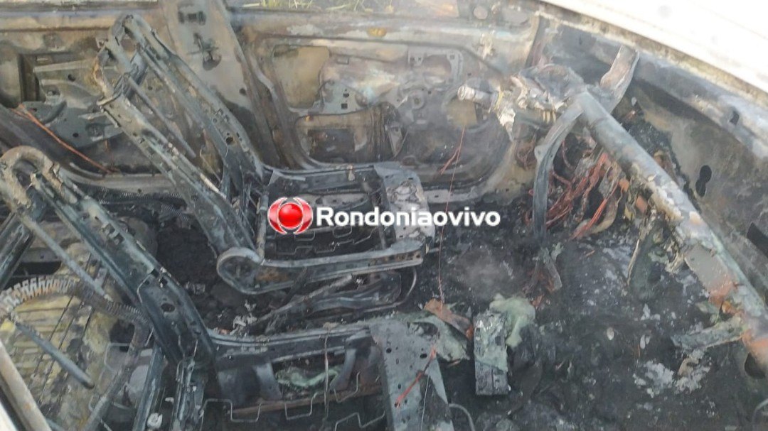 SINISTRO: Automóvel é destruído por incêndio após se chocar contra muro