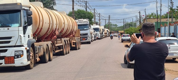 PROTESTO: Motoristas de aplicativo cobram redução do ICMS da gasolina e álcool