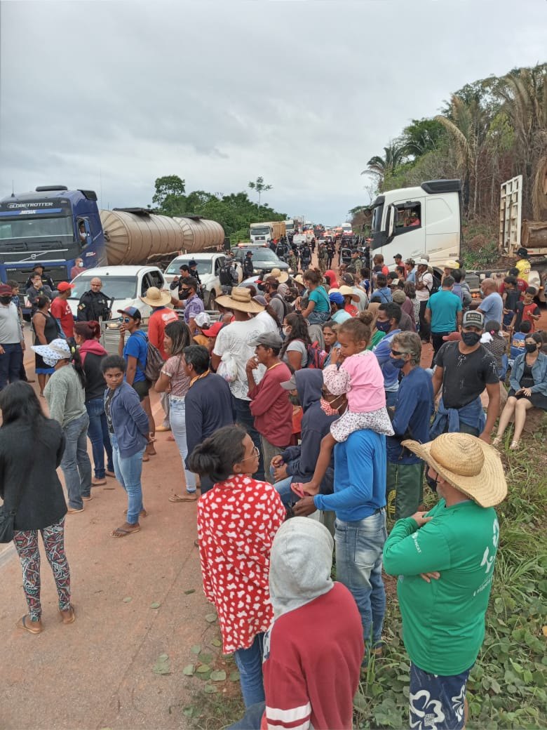 FOME: Camponeses fecham a BR-364 pedindo dinheiro para comida