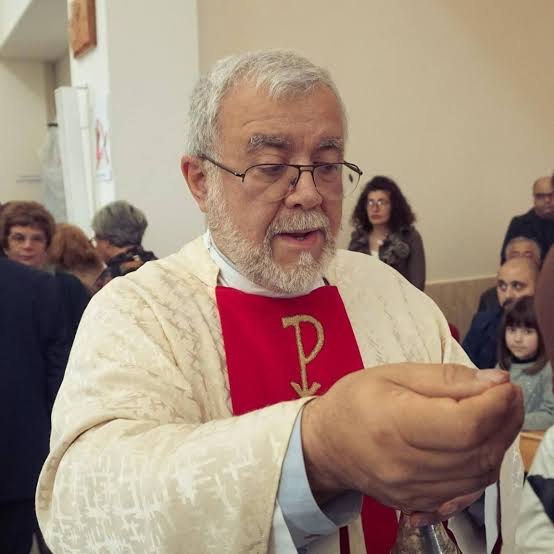 MÃOS AMIGAS: Pe. Enzo inaugura muro para homenagear parceiros da Associação São Tiago