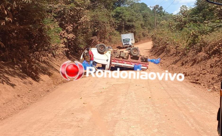 SEM CONTROLE: Caminhão carregado capota e deixa estrada bloqueada em Porto Velho