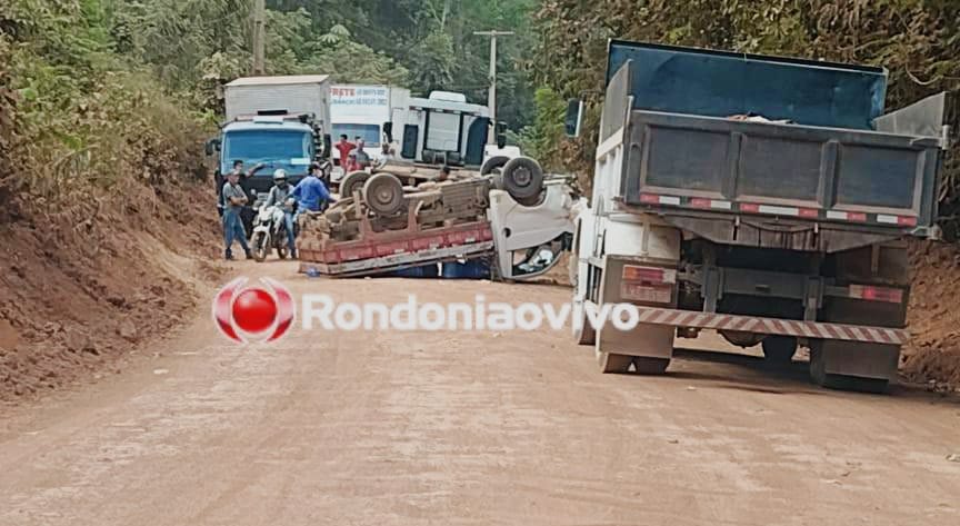 SEM CONTROLE: Caminhão carregado capota e deixa estrada bloqueada em Porto Velho