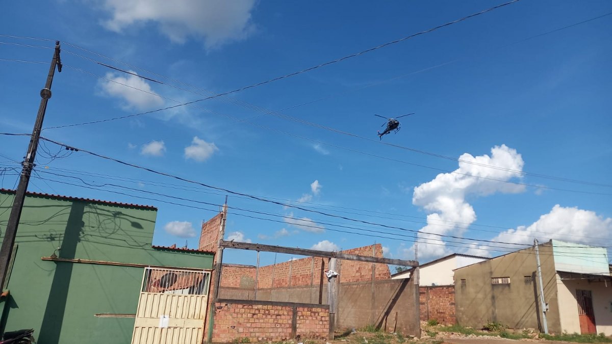 ASSISTA: PMs com helicóptero caçam bandidos que roubaram residência