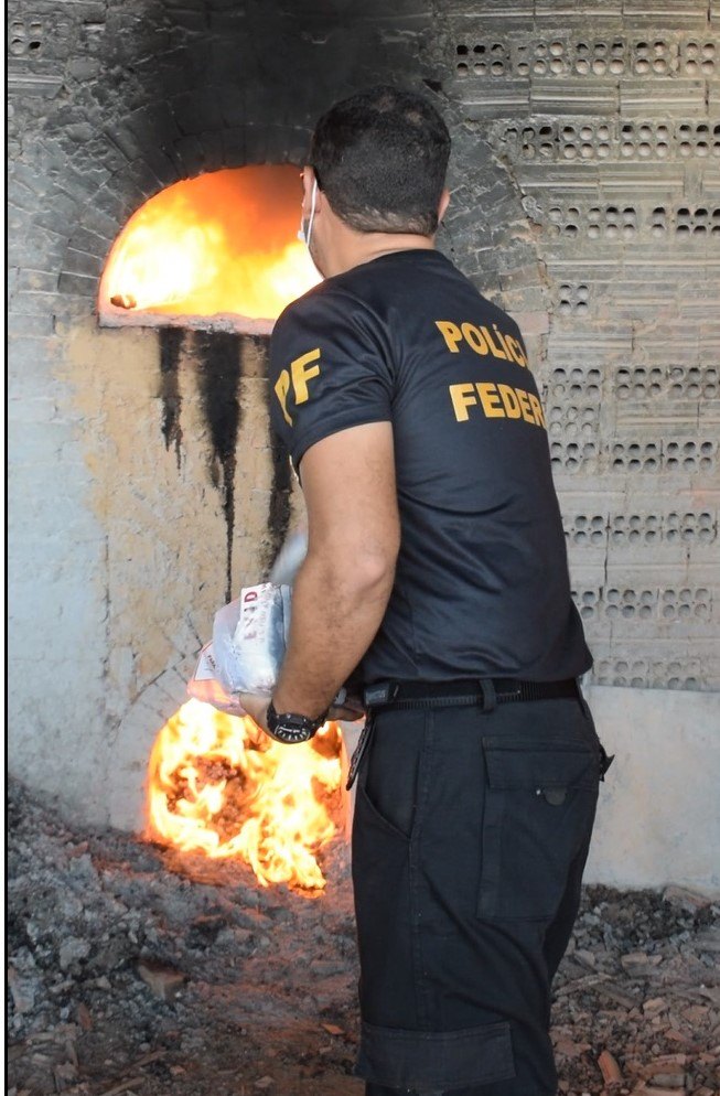 FOGO: 572 kg de drogas e materiais usados por traficantes foram destruídos pela PF