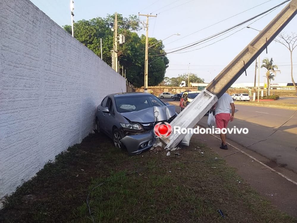FORTE BATIDA: Honda Civic desgovernado destrói poste na Avenida Rio Madeira