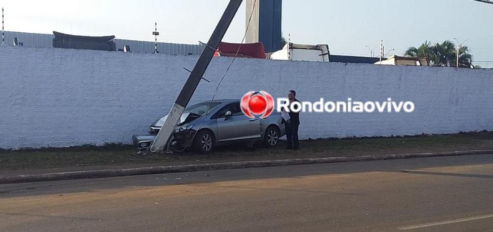 FORTE BATIDA: Honda Civic desgovernado destrói poste na Avenida Rio Madeira