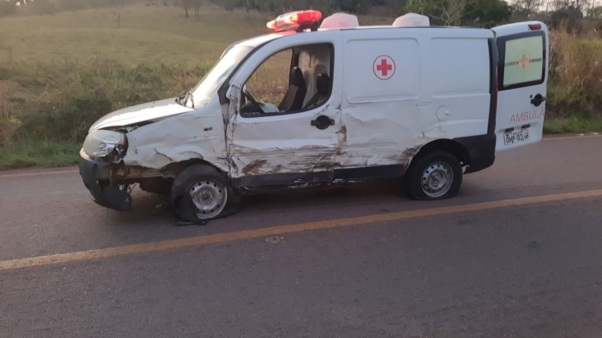 RISCO: Ambulância com seis pessoas é atingida por caminhonete em Colorado