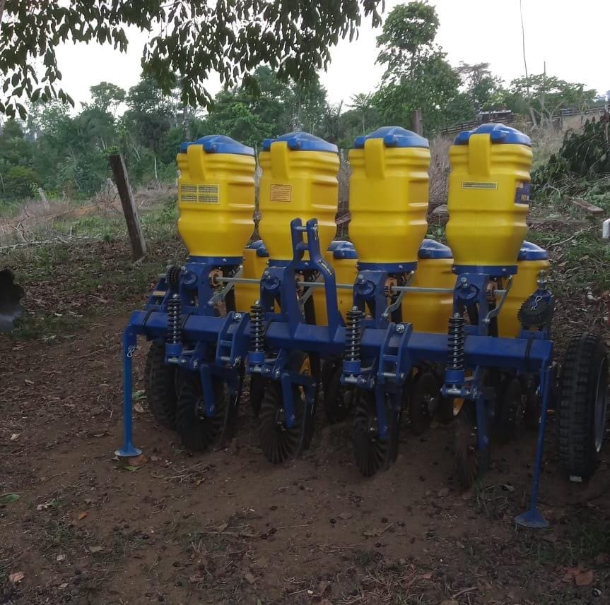 RECURSOS: Alex Silva entrega equipamentos agrícolas para produtores rurais de Machadinho