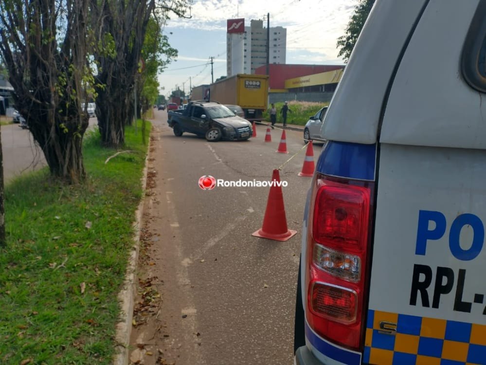 NA IMIGRANTES: Motorista de Fiat Strada foge após bater contra caminhão parado 