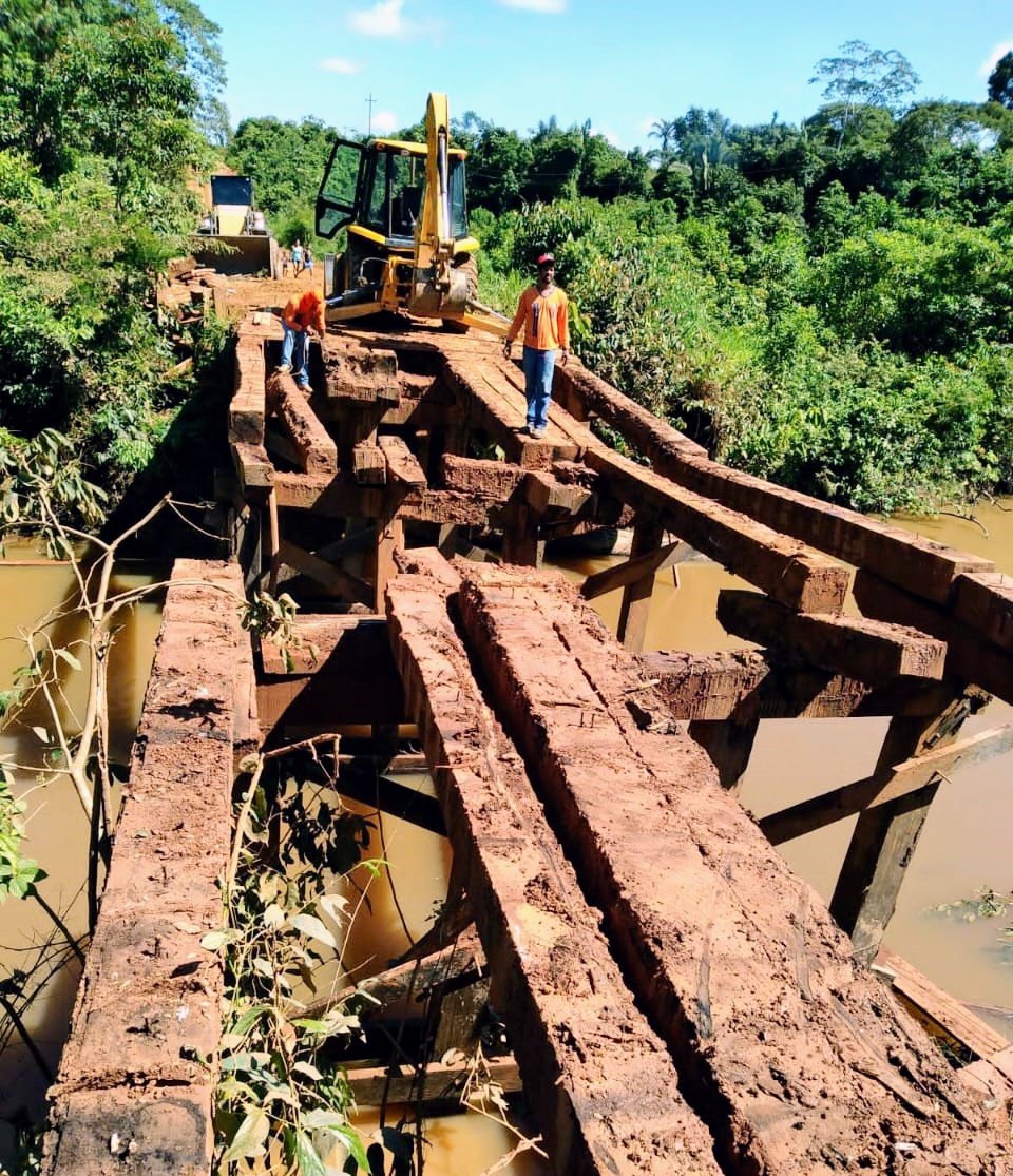 EM BURITIS: Alex Redano agradece Governo, que refez a ponte sobre o Rio Viola junto com moradores 